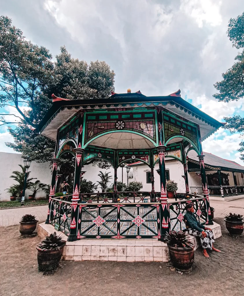 Bandstand style structure with decorative screens